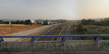 Tres heridos tras un violento choque entre un camión y un coche en la A-67, en Torrelavega