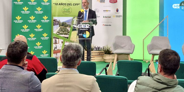 Silva destaca «el momento crucial» del sector agrario de Cantabria ante el necesario relevo generacional y la reducción de fondos europeos prevista con la nueva PAC