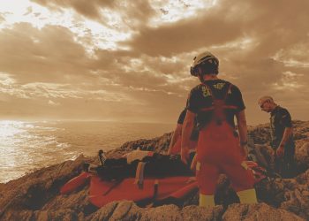 Rescatan a un pescador herido tras caer en una zona acantilada en San Vicente de la Barquera