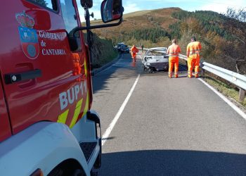 Bomberos autonómicos sofocan el incendio de un vehículo en la CA-255 y evitan que las llamas se propaguen al entorno natural en Soba