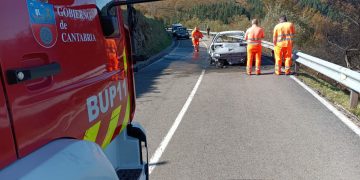 Bomberos autonómicos sofocan el incendio de un vehículo en la CA-255 y evitan que las llamas se propaguen al entorno natural en Soba