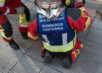 Bomberos de Cantabria extinguen un incendio en la cocina de una vivienda en Laredo y ventilan el inmueble sin que se hayan producido daños personales