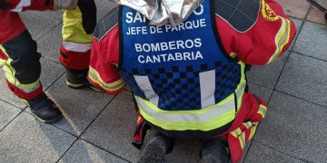 Bomberos de Cantabria extinguen un incendio en la cocina de una vivienda en Laredo y ventilan el inmueble sin que se hayan producido daños personales