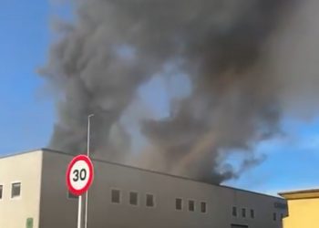 Un incendio de gran magnitud afecta a las naves de Conservas Crespo en Santoña