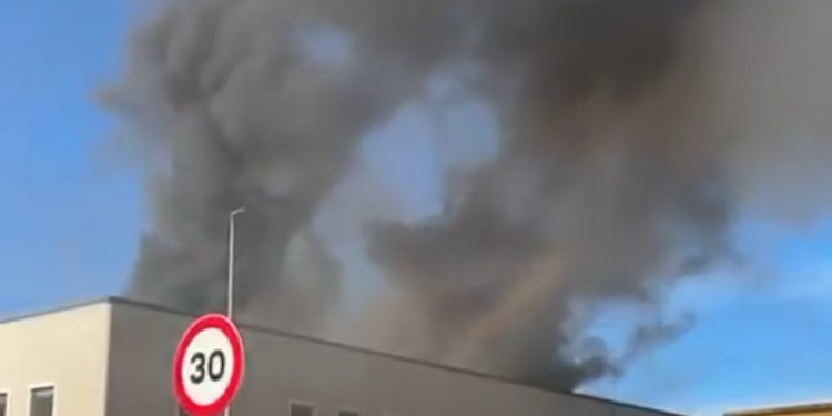 Un incendio de gran magnitud afecta a las naves de Conservas Crespo en Santoña