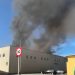 Un incendio de gran magnitud afecta a las naves de Conservas Crespo en Santoña