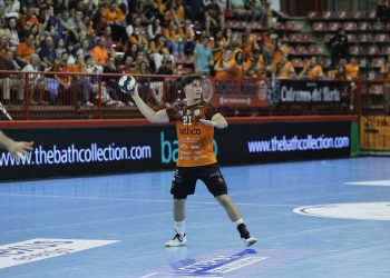 El Bathco BM Torrelavega cede su primera derrota del curso ante el Frigoríficos del Morrazo