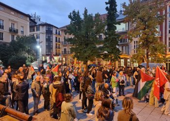 Centenares de personas se concentran en Torrelavega para reclamar el fin del genocidio en Gaza y sanciones contra Israel