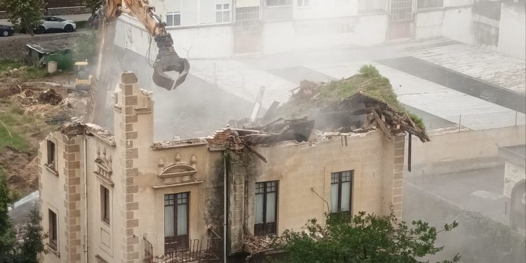 IU de Laredo convoca una concentración en defensa de los árboles de la Alameda Miramar tras la adjudicación del proyecto municipal de remodelación