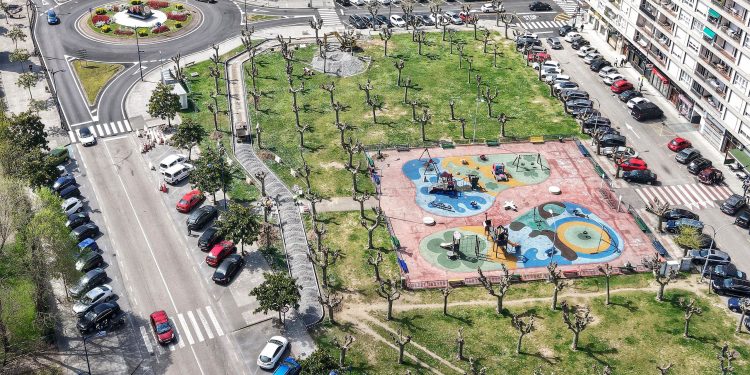 Fomento cubre el parque infantil de la Alameda Manuel Llano en Laredo con una inversión de más de 500.000 euros