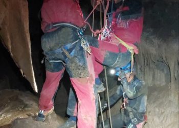 Rescatado de madrugada un joven atrapado en la cueva Cubillo de Ojáncano, en Miera