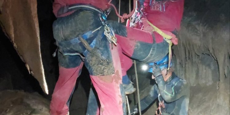 Rescatado de madrugada un joven atrapado en la cueva Cubillo de Ojáncano, en Miera