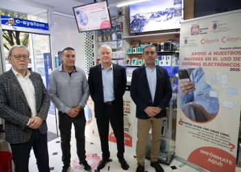 Cantabria lanza un proyecto piloto para ayudar a los mayores en el uso de móviles y ordenadores