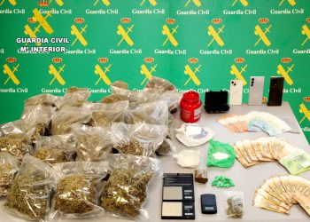 La Guardia Civil desmantela un activo punto de venta de drogas en Laredo con tres detenidos y 25.000 euros intervenidos
