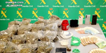 La Guardia Civil desmantela un activo punto de venta de drogas en Laredo con tres detenidos y 25.000 euros intervenidos