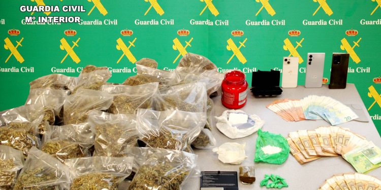 La Guardia Civil desmantela un activo punto de venta de drogas en Laredo con tres detenidos y 25.000 euros intervenidos
