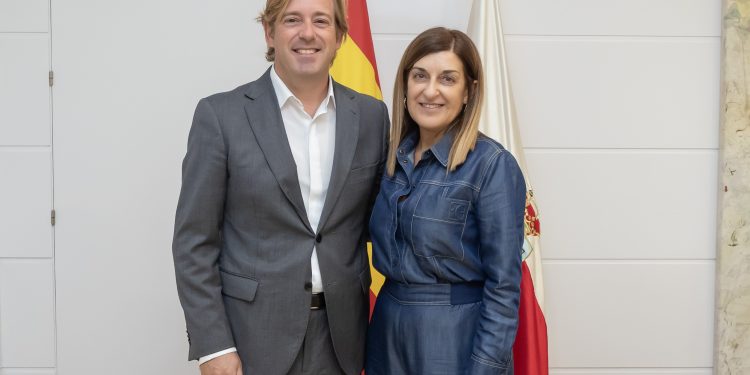 Buruaga respalda la construcción de una piscina cubierta en Puente San Miguel
