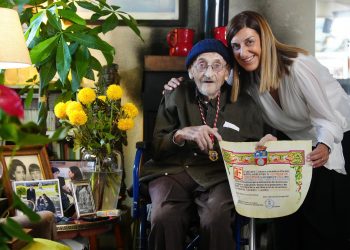 Álvaro Pombo recibe en Madrid la Medalla de Oro de Cantabria en un emotivo acto privado
