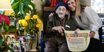 Álvaro Pombo recibe en Madrid la Medalla de Oro de Cantabria en un emotivo acto privado