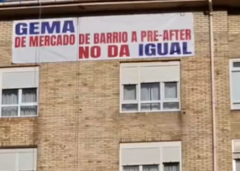 Vecinos de Puertochico se niegan a retirar la pancarta contra el McDonald’s y acusan al Ayuntamiento de coartar su libertad de expresión