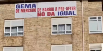 Vecinos de Puertochico se niegan a retirar la pancarta contra el McDonald’s y acusan al Ayuntamiento de coartar su libertad de expresión