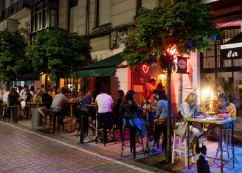 El Ayuntamiento de Santander propone limitar el horario de terrazas a las 00:30 horas y acotarlas con tachuelas