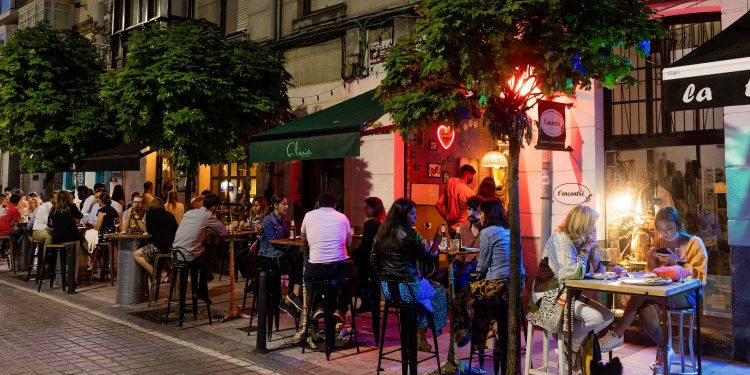 El Ayuntamiento de Santander propone limitar el horario de terrazas a las 00:30 horas y acotarlas con tachuelas