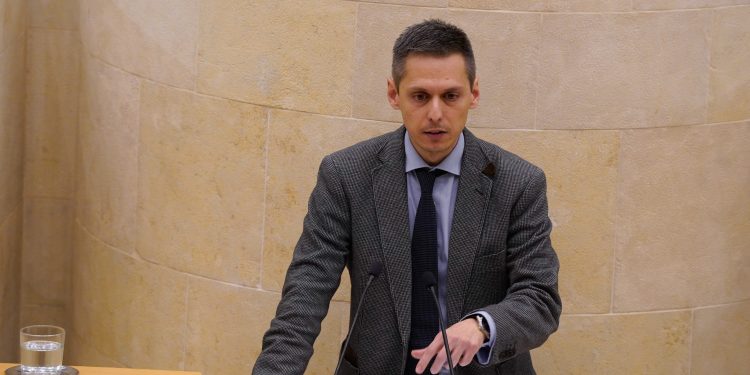 Sáenz de Buruaga enfrenta un serio revés político tras la devolución de los presupuestos en un tenso pleno