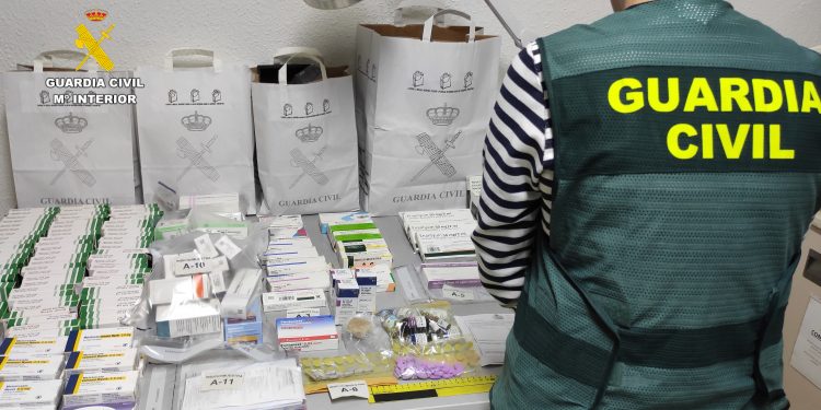La Guardia Civil desarticula una red de venta ilegal de medicamentos con 22 detenidos en toda España