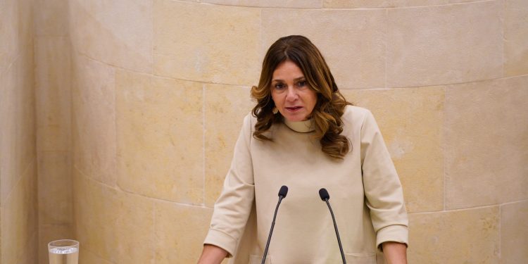 Sáenz de Buruaga enfrenta un serio revés político tras la devolución de los presupuestos en un tenso pleno