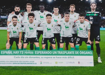 La subasta solidaria de camisetas del Racing recauda 7.222 euros para ayudar a familias con niños en espera de trasplante