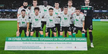 La subasta solidaria de camisetas del Racing recauda 7.222 euros para ayudar a familias con niños en espera de trasplante