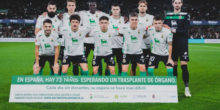 La subasta solidaria de camisetas del Racing recauda 7.222 euros para ayudar a familias con niños en espera de trasplante