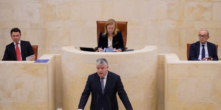 Sáenz de Buruaga enfrenta un serio revés político tras la devolución de los presupuestos en un tenso pleno