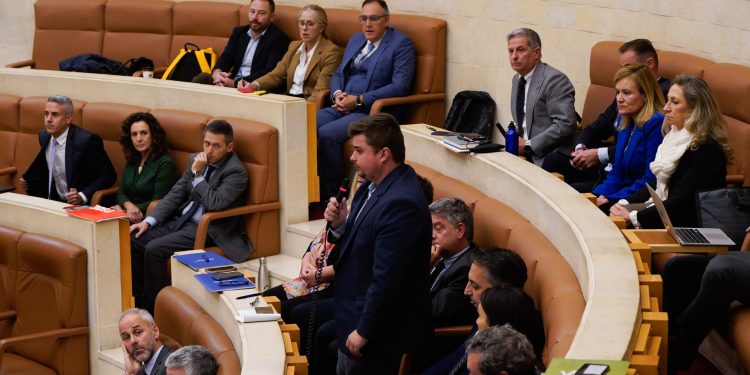 Sáenz de Buruaga enfrenta un serio revés político tras la devolución de los presupuestos en un tenso pleno