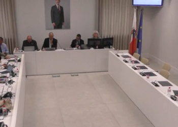 PRC y PSOE acusan al PP de “falta de respeto institucional” por abandonar el Pleno en Torrelavega