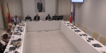 PRC y PSOE acusan al PP de “falta de respeto institucional” por abandonar el Pleno en Torrelavega