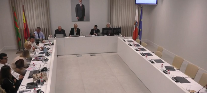 PRC y PSOE acusan al PP de “falta de respeto institucional” por abandonar el Pleno en Torrelavega