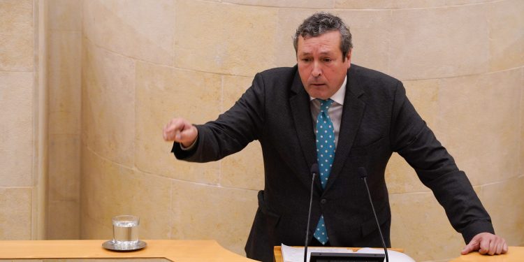 Sáenz de Buruaga enfrenta un serio revés político tras la devolución de los presupuestos en un tenso pleno