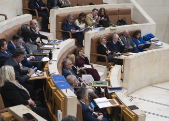 Sáenz de Buruaga enfrenta un serio revés político tras la devolución de los presupuestos en un tenso pleno