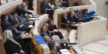 Sáenz de Buruaga enfrenta un serio revés político tras la devolución de los presupuestos en un tenso pleno