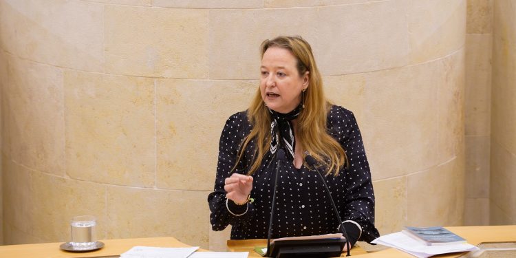 Sáenz de Buruaga enfrenta un serio revés político tras la devolución de los presupuestos en un tenso pleno