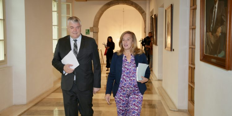 Buruaga abre la negociación de los presupuestos de 2026 y sondea a PRC, PSOE y Vox para lograr un acuerdo