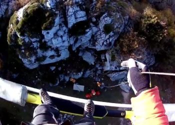 Un surfista rescatado en Suances por el helicóptero del Gobierno de Cantabria tras quedar atrapado en el mar