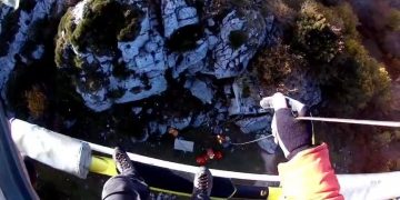 Un surfista rescatado en Suances por el helicóptero del Gobierno de Cantabria tras quedar atrapado en el mar