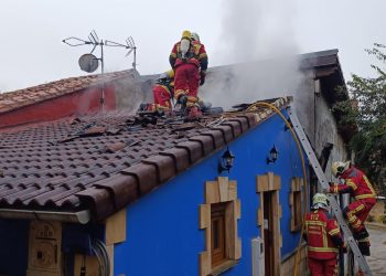 Los bomberos sofocan un incendio en una vivienda de Villafufre sin heridos