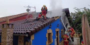 Los bomberos sofocan un incendio en una vivienda de Villafufre sin heridos