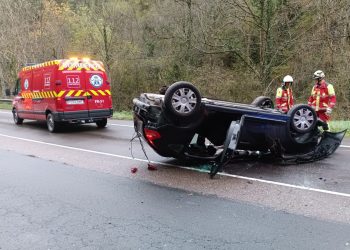 Dos heridos tras volcar un coche en la carretera CA-142 a la altura de Saro