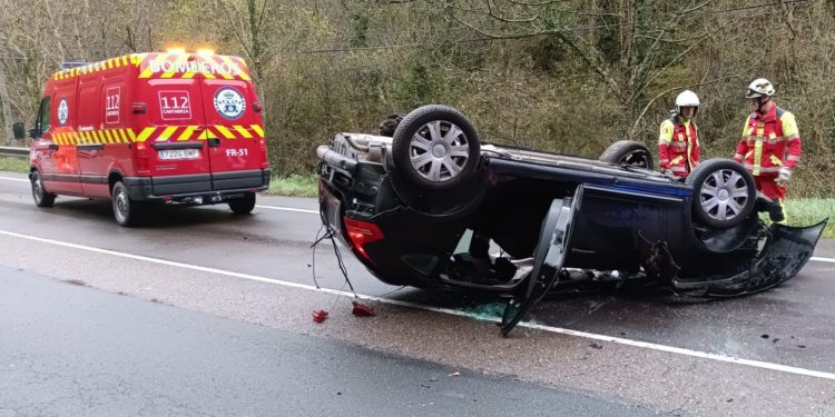 Dos heridos tras volcar un coche en la carretera CA-142 a la altura de Saro