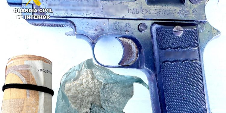Detenido en Piélagos un hombre con 33 gramos de cocaína, 4.300 euros y una pistola en el coche